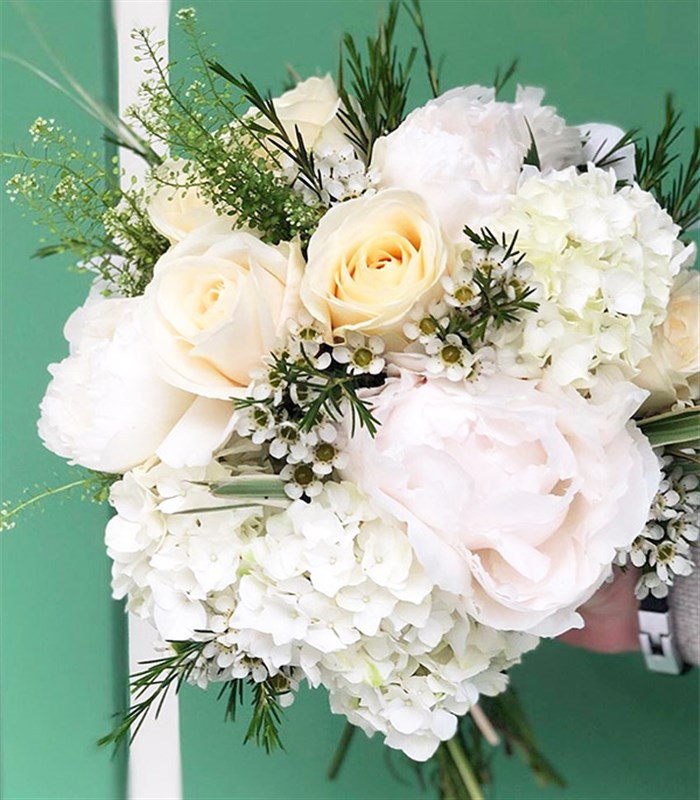 Ivy 3 Beyaz Ortanca 3 Beyaz Şakayık 5 Beyaz Gül Gelin Buketi