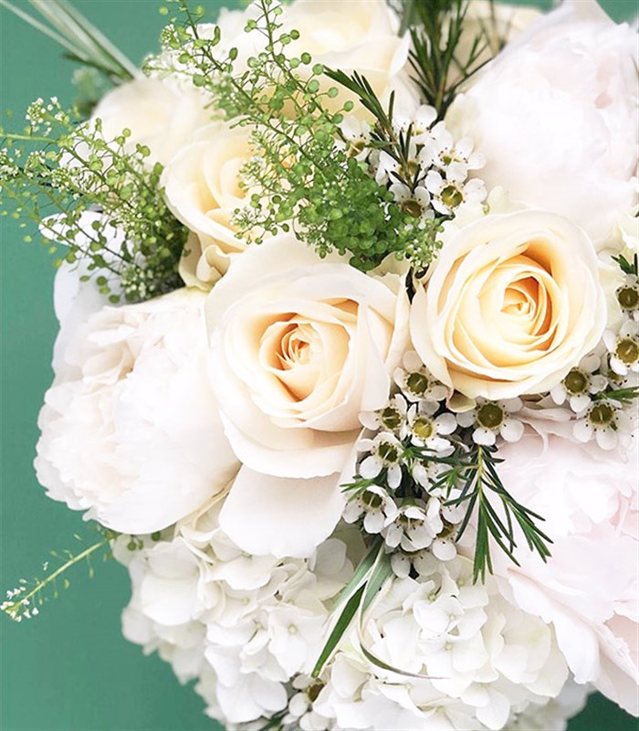Ivy 3 Beyaz Ortanca 3 Beyaz Şakayık 5 Beyaz Gül Gelin Buketi