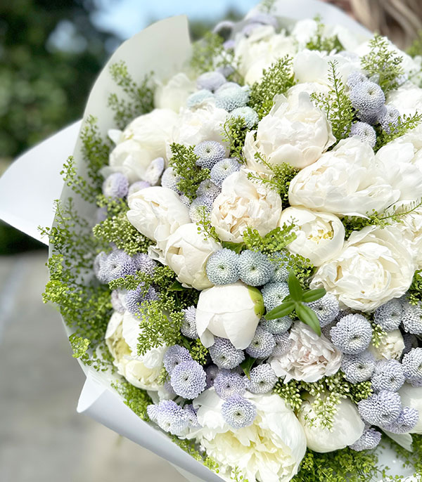 Grand Deluxe White 30 Peonies Bouquet