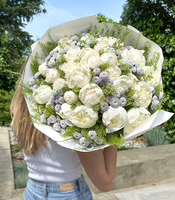 Grand Deluxe White 30 Peonies Bouquet