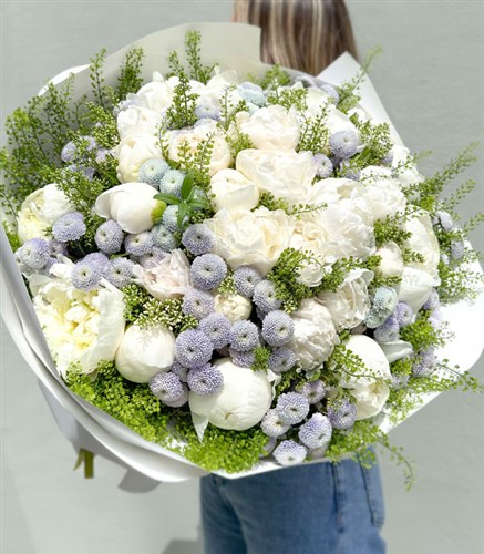 Grand Deluxe White 30 Peonies Bouquet