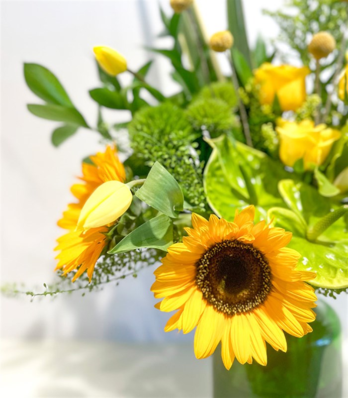 Sunny Day Yeşil Vazoda Ayçiçekli Sarı Lale Sarı Gül Çiçekler