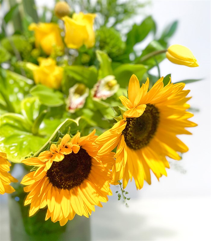 Sunny Day Yeşil Vazoda Ayçiçekli Sarı Lale Sarı Gül Çiçekler