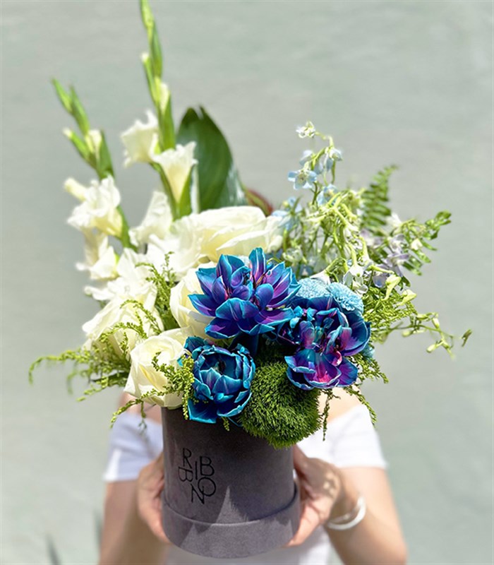 Mini Beyaz Mavi Galaksi Laleli Kutu Çiçek