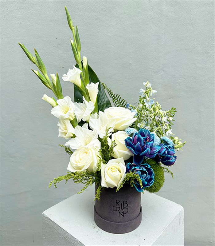 Mini Beyaz Mavi Galaksi Laleli Kutu Çiçek