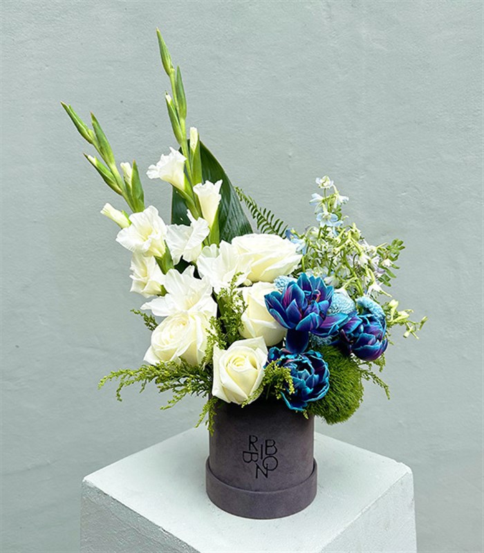 Mini Beyaz Mavi Galaksi Laleli Kutu Çiçek