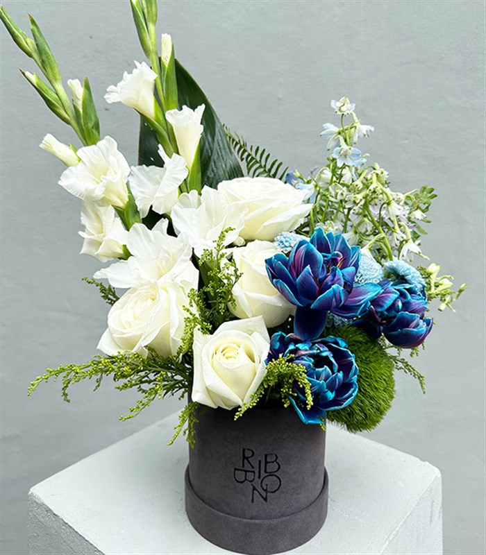 Mini Beyaz Mavi Galaksi Laleli Kutu Çiçek