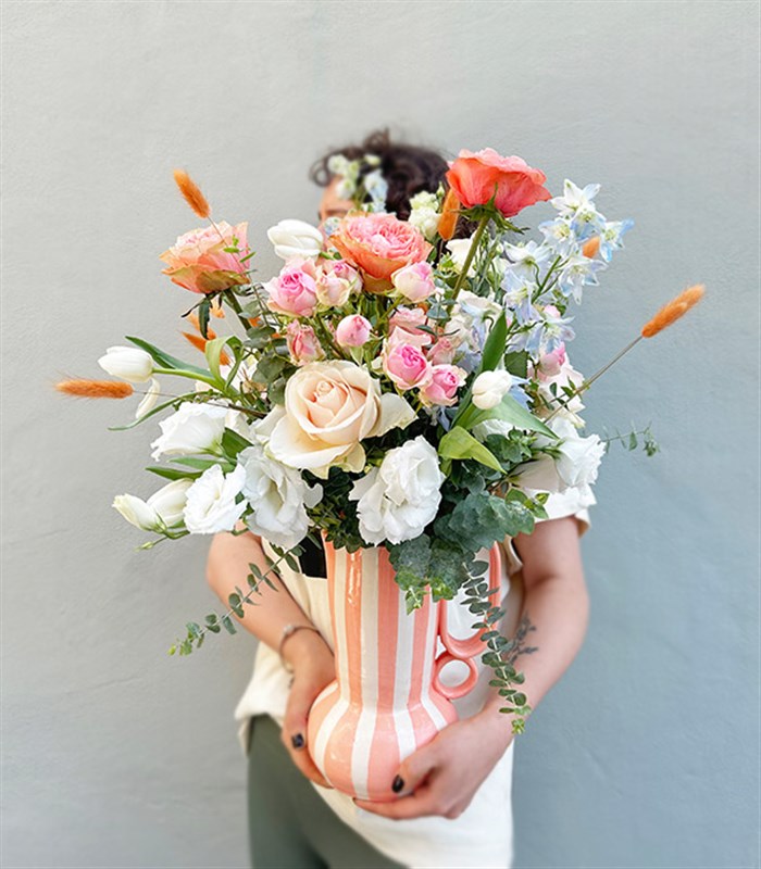 Hillary Somon El İşi Seramik Sürahi Vazoda Beyaz Somon Aranjman