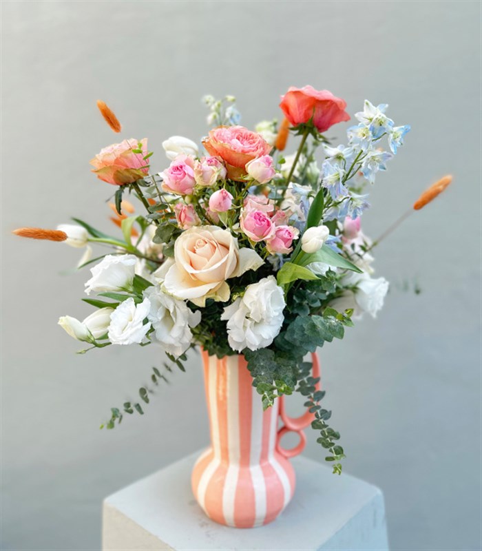 Hillary Somon El İşi Seramik Sürahi Vazoda Beyaz Somon Aranjman