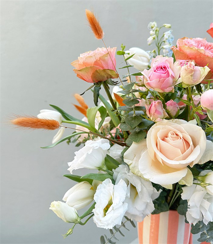 Hillary Somon El İşi Seramik Sürahi Vazoda Beyaz Somon Aranjman