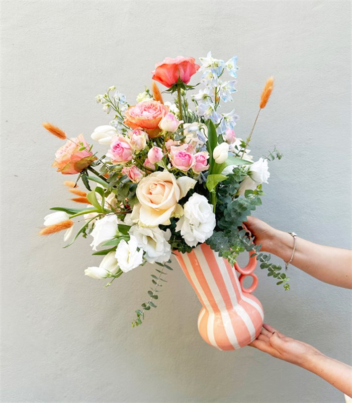 Hillary Somon El İşi Seramik Sürahi Vazoda Beyaz Somon Aranjman