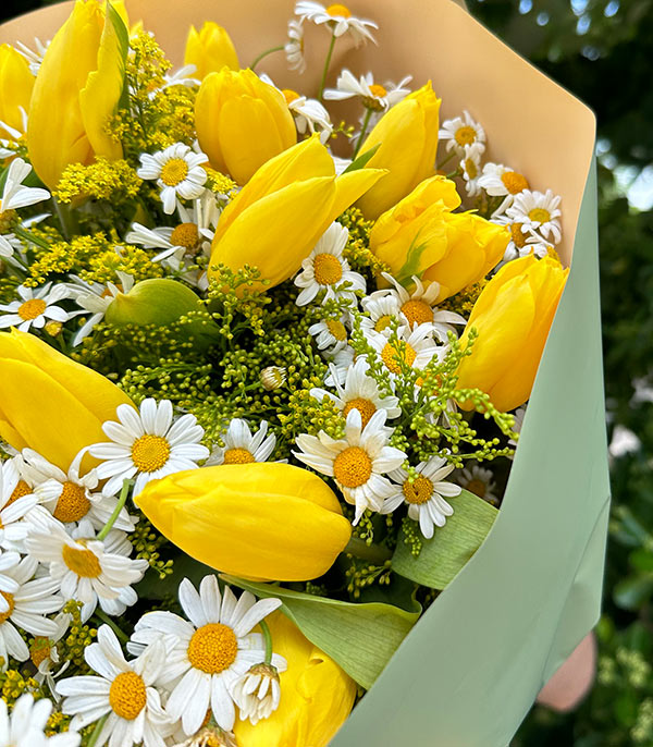 Deluxe Yellow Tulips Daisy Bouquet