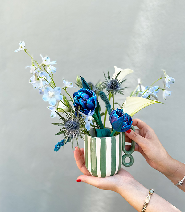 Flower Break Yeşil El İşi Seramik Kupada Galaksi Laleli Mini Aranjman