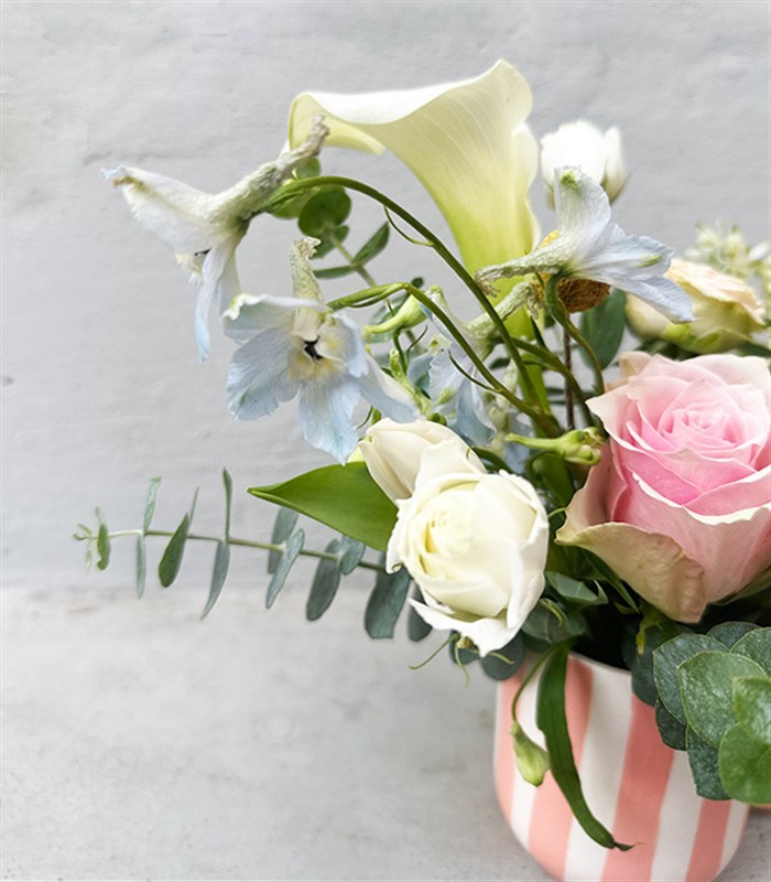 Flower Break Somon El İşi Seramik Kupada Mini Aranjman