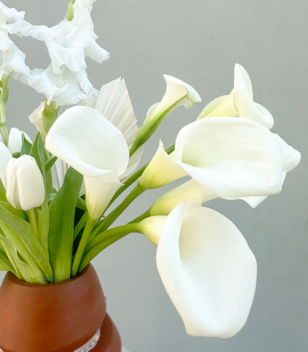 El İşi Seramik Küp Vazoda Beyaz Çiçekler