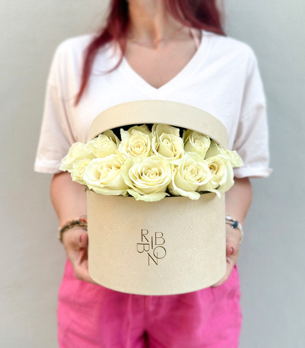 Keçe Bebekli Kutuda Beyaz Güller Hoş Geldin Bebek Çiçeği