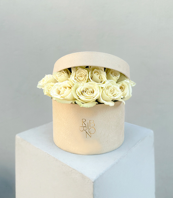 Keçe Bebekli Kutuda Beyaz Güller Hoş Geldin Bebek Çiçeği