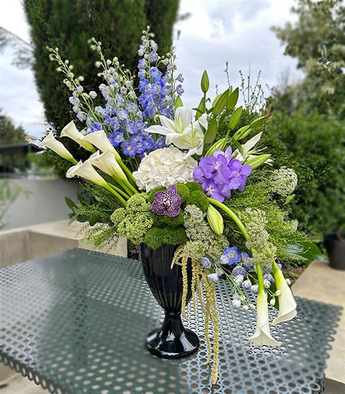 Grand Deluxe Siyah Vazoda Mavi Delfinyum Beyaz Ortanca Gala Aranjman
