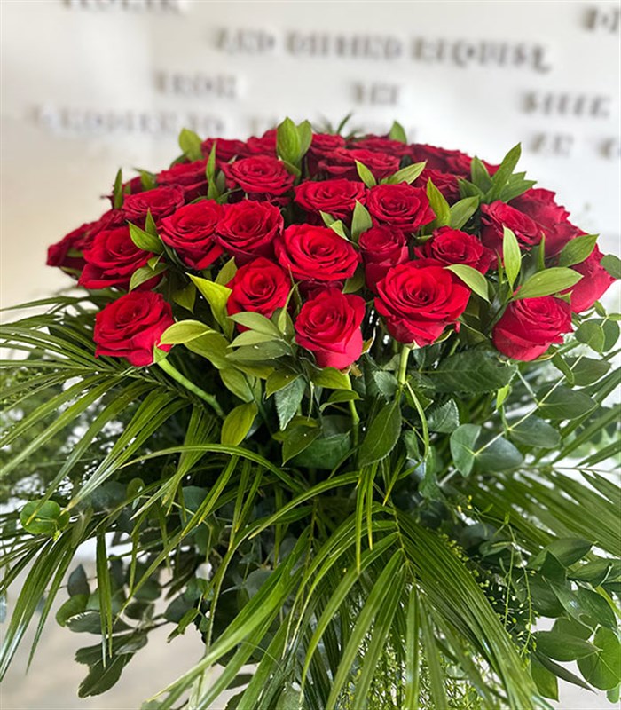 50 Kırmızı Ekvator Gülü Royal Vazo Aranjman