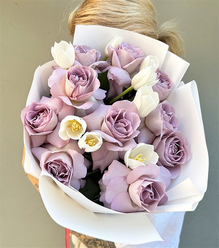 Rosanna Beyaz Lale Lila Gül Buketi