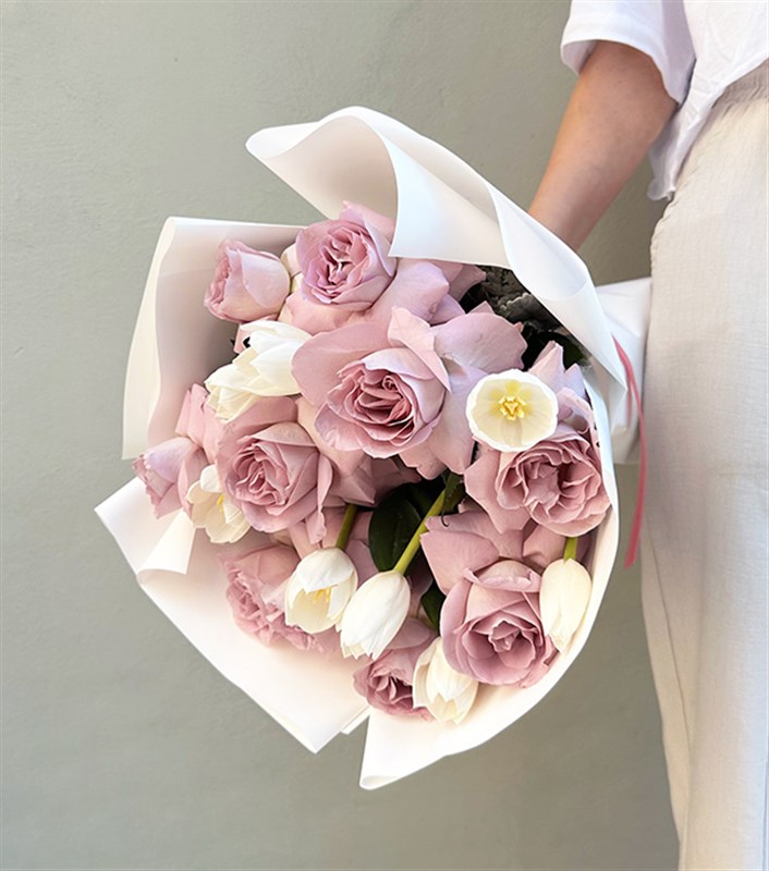 Rosanna Beyaz Lale Lila Gül Buketi