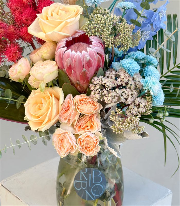 Queen Protealı Delfinyum Kayısı Gül Aranjman Limited Edition