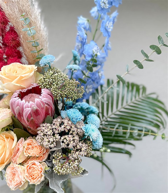 Queen Protealı Delfinyum Kayısı Gül Aranjman Limited Edition