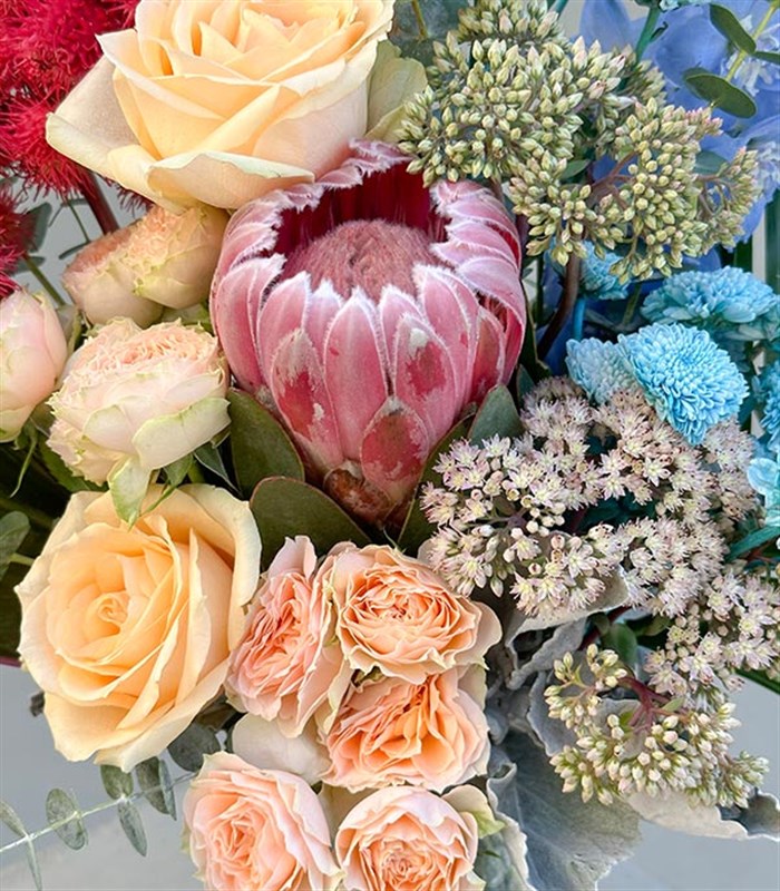 Queen Protealı Delfinyum Kayısı Gül Aranjman Limited Edition