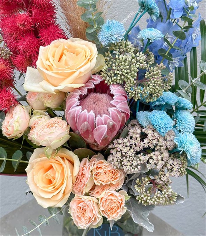 Queen Protealı Delfinyum Kayısı Gül Aranjman Limited Edition