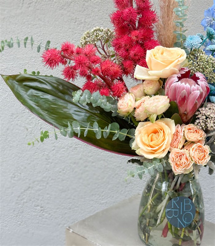 Queen Protealı Delfinyum Kayısı Gül Aranjman Limited Edition