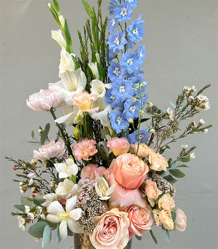 Agatha Chrome Vazoda Delfinyum Somon Gül Mavi Çiçekler