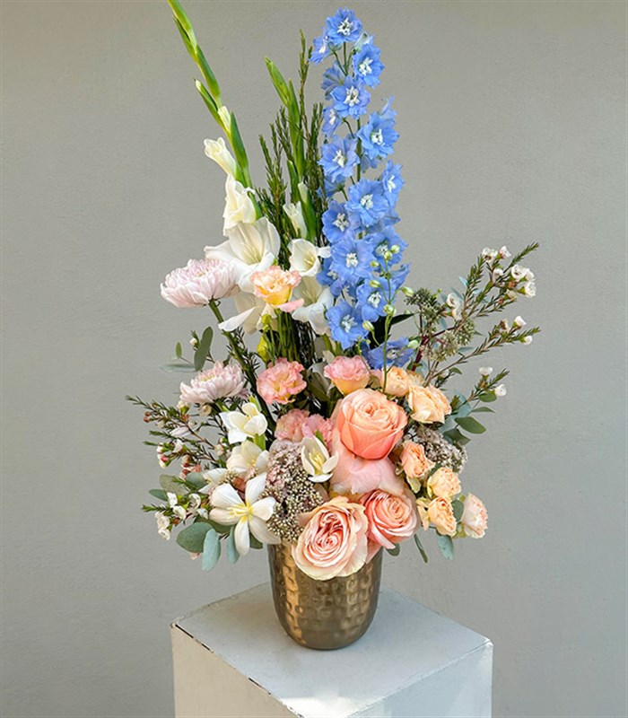 Agatha Chrome Vazoda Delfinyum Somon Gül Mavi Çiçekler