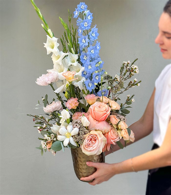 Agatha Chrome Vazoda Delfinyum Somon Gül Mavi Çiçekler