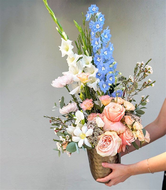 Agatha Chrome Vazoda Delfinyum Somon Gül Mavi Çiçekler