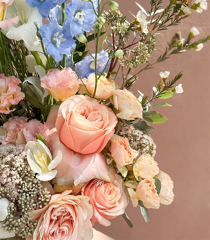 Agatha Chrome Vazoda Delfinyum Somon Gül Mavi Çiçekler