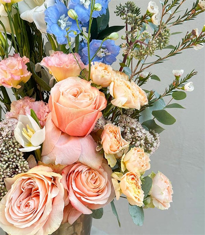 Agatha Chrome Vazoda Delfinyum Somon Gül Mavi Çiçekler