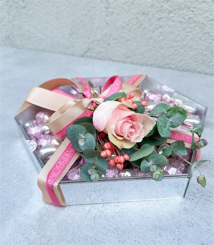 Pembe Grand Deluxe 40Lı Yıldız Altıgen Ayna Çikolata Tepsisi