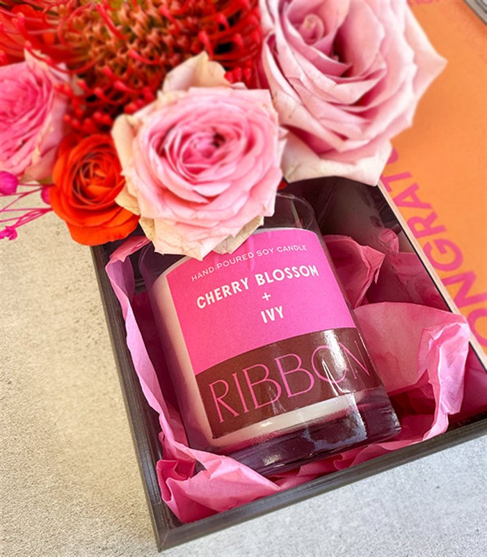 Tebrikler Turuncu Pembe Mum Çikolata Çiçek Hediye Kutusu