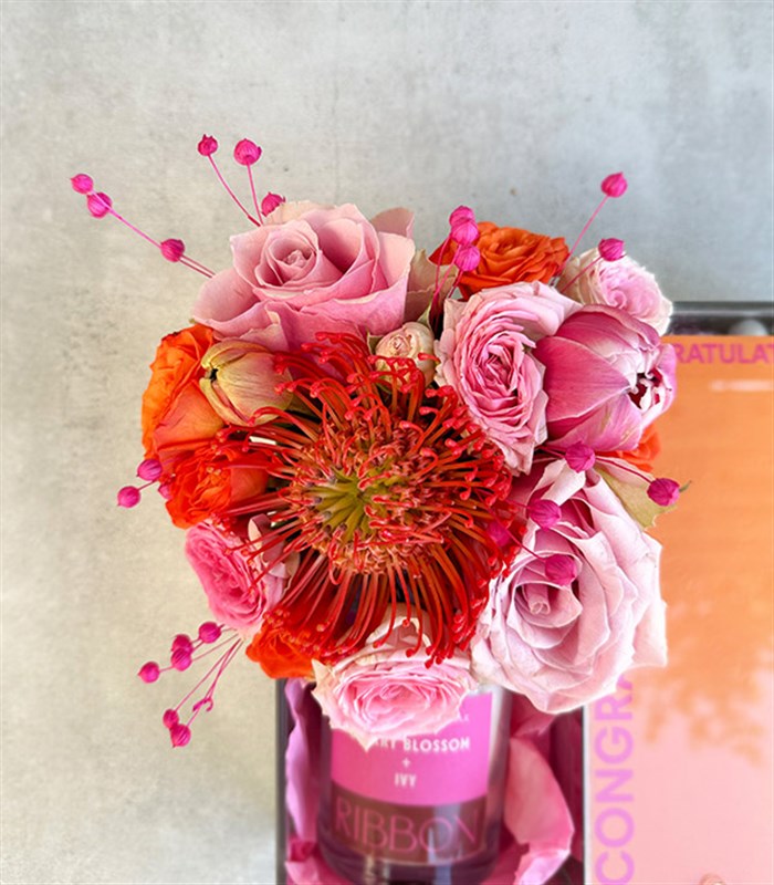 Tebrikler Turuncu Pembe Mum Çikolata Çiçek Hediye Kutusu