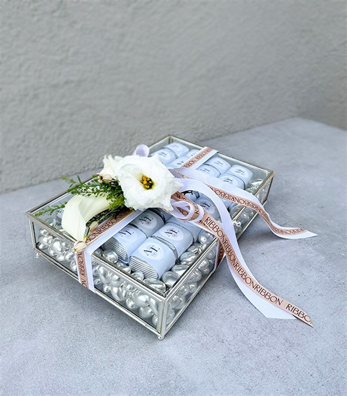 Beyaz Silver Royal Deluxe İsme Özel 56Lı Cam Çikolata Kutusu