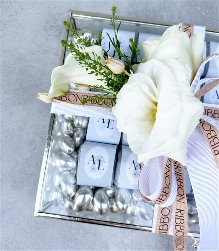 Beyaz Silver Royal Deluxe İsme Özel 56Lı Cam Çikolata Kutusu