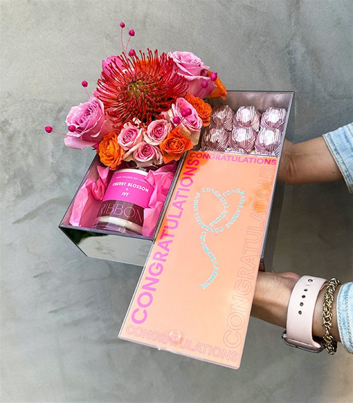 Tebrikler Turuncu Pembe Mum Çikolata Çiçek Hediye Kutusu