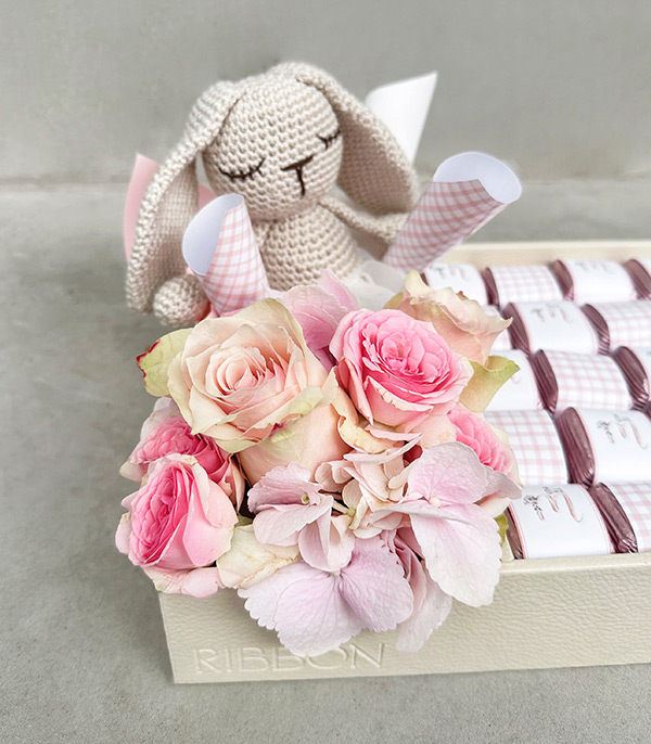 Pink Rabbit İsme Özel 90Lı Yenidoğan Bebek Tebrik Çikolatası Royal Deluxe