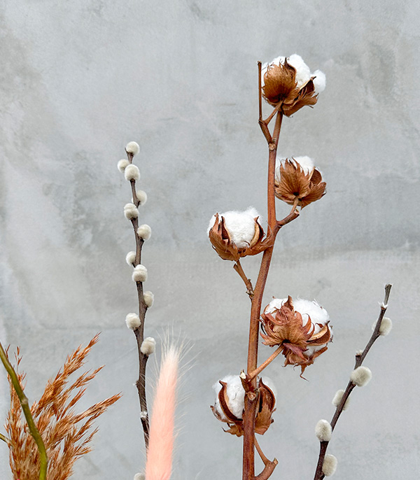 El İşi Seramik Küp Vazoda Banksialı Kuru Çiçek Aranjmanı