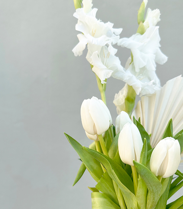 El İşi Seramik Küp Vazoda Beyaz Çiçekler