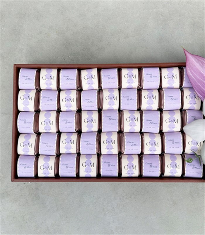 Lila Grand Deluxe İsme Özel 32Li Çikolata Tepsisi