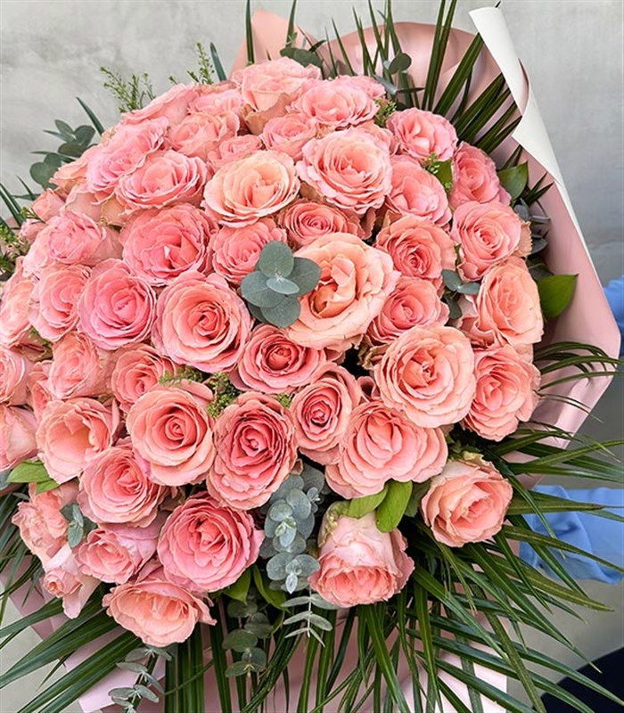 Grand Deluxe Equator Pink 70 Rose Bouquet