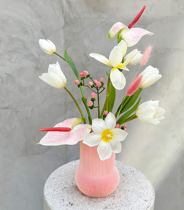Blush 3D Printed Vazoda Beyaz Laleler Antoryum Aranjmanı