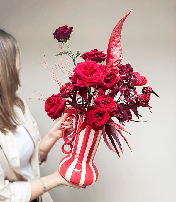 Cupid Kırmızı El İşi Seramik Sürahi Vazoda Kırmızı Güller Aranjmanı