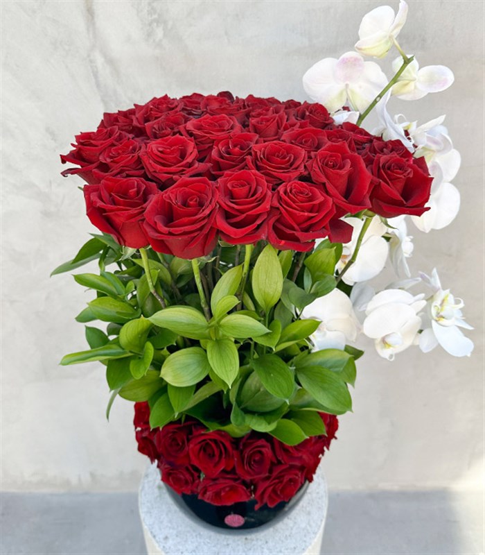 Naomi Grand Deluxe Panoramic Red Roses Valentines Day Arrangement